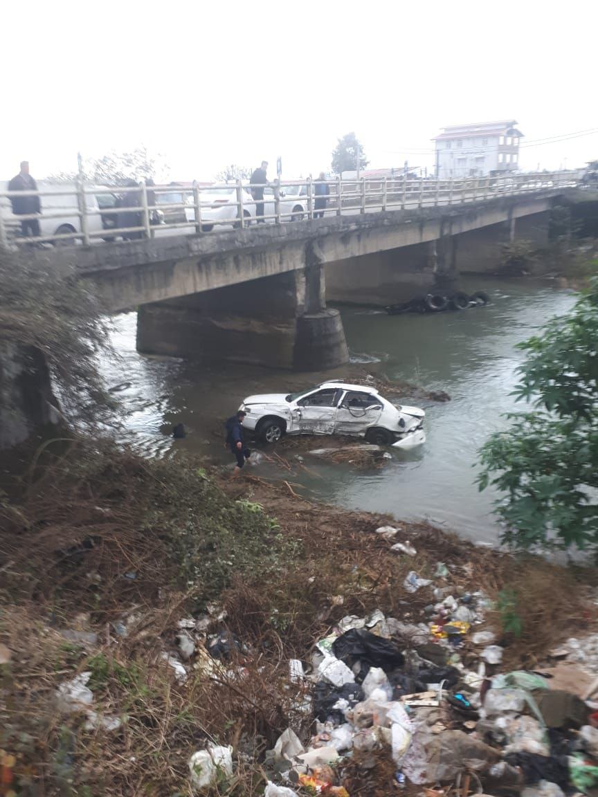 سقوط خودروی سمند به رودخانه در اسالم !