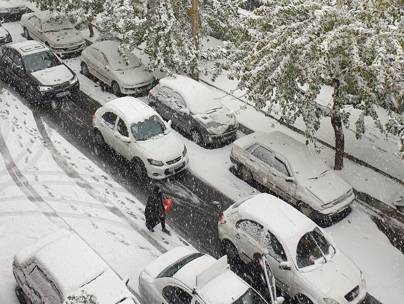 تهران دوباره با بارش برف قفل شد / اکثر مخازن شن و ماسه سطح شهر خالی است / صف‌های طولانی در پایانه‌های تاکسیرانی