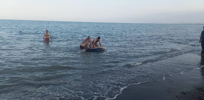 نجات ۳ نفر از مرگ حتمی در حین شنا در سواحل تالش
