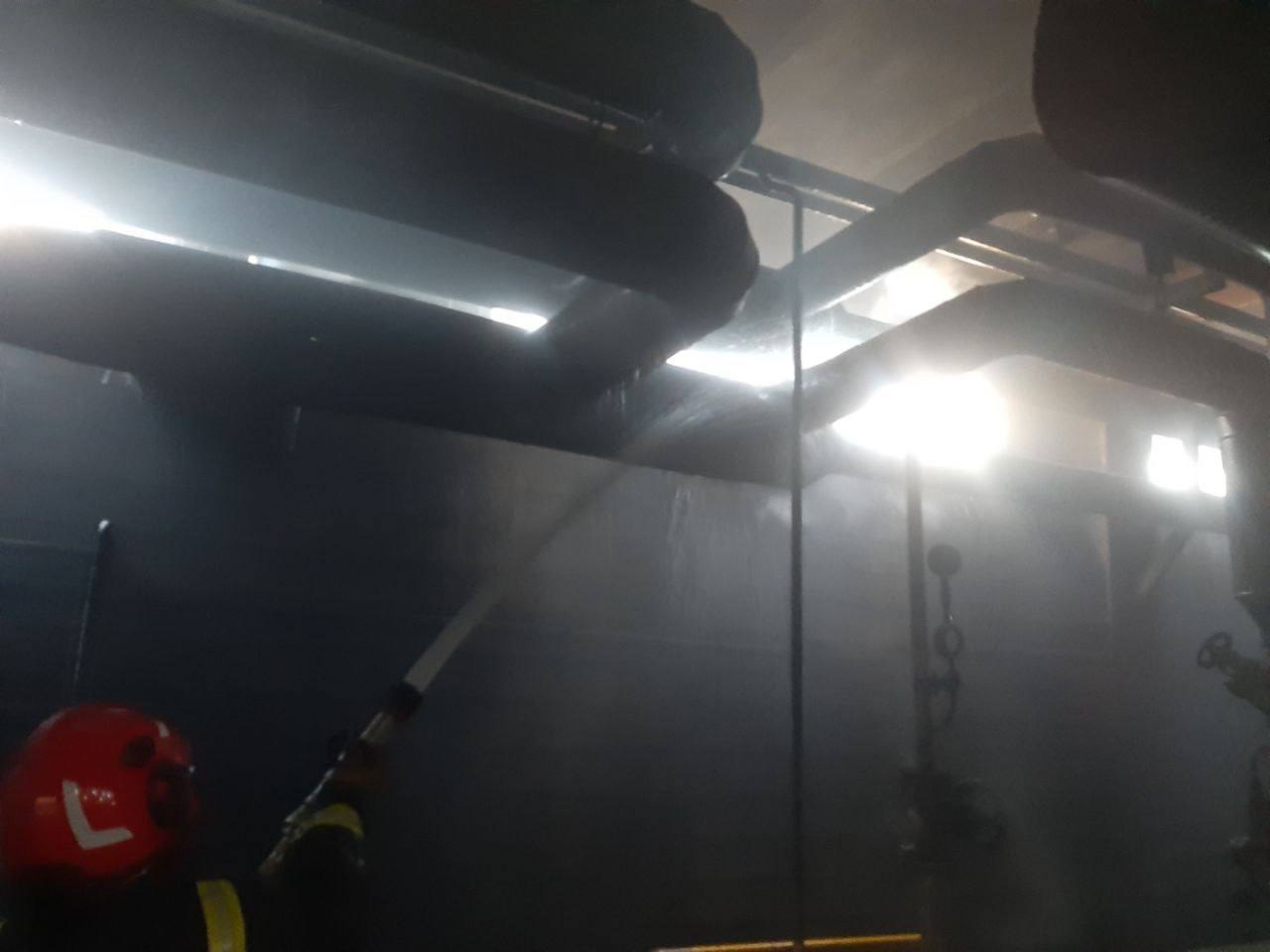 وقوع آتش سوزی در سوله روغن شرکت نئوپان فومنات؛ حریق مهار شد