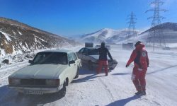 کولاک در گردنه الماس خلخال و امدادرسانی به ۷۰ خودروی گرفتار