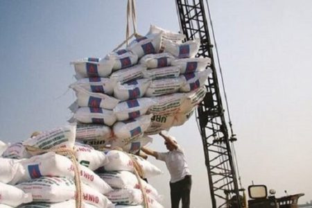 تناقض مجلس و دولت بر سر «واردات برنج»؛ مسئولین دولتی: «واردات برنج خارجی همچنان ممنوع است»/ نمایندگان مجلس: «۲ میلیون تن برنج وارد کشور شده/ دولت بر خلاف نیاز داخل اجازه واردات می دهد/ برنج کشاورزان مازندرانی روی دستشان باقی مانده»