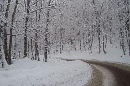 بارش برف در اکثر محورهای مواصلاتی گیلان/ ارتفاع برف در اسالم – خلخال به ۶۰ سانت رسید