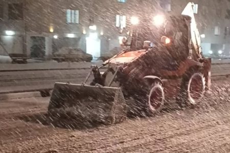 برف روبی خیابانها و معابر اصلی شهر توسط ماشین آلات و نیروهای خدماتی شهرداری رشت از ساعات اولیه بارش آغاز شده است