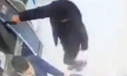 سارق مسلح بانک شهر: چاره ای جز دزدی نداشتم چون بدهکار بودم/ اینکه می دیدم بچه های دیگران لباس عید می خرند و من نمیتوانم خرید کنم دلم آتش می گرفت