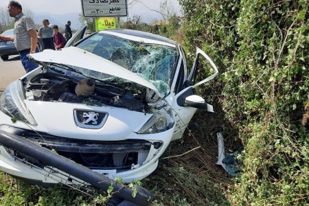 تصادف شدید خودروی ۲۰۷ در ماسال و نجات راننده محبوس توسط پلیس