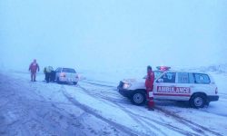 برف و کولاک در جاده الماس اسالم ۲۴۰ خودرو را زمین گیر کرد