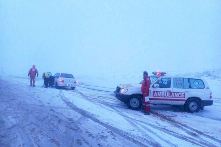 برف و کولاک در جاده الماس اسالم ۲۴۰ خودرو را زمین گیر کرد
