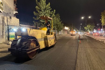 بهسازی خیابان شهدای رشت با اجرای روکش آسفالت در مسیر تقاطع جانبازان
