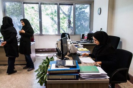 روز کارمند؛ وقتی معیشت از حقوق عقب می‌ماند