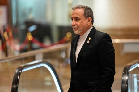 انتشار اسامی ۳۵ نماینده امضاکننده طرح استیضاح عراقچی در مجلس با محوریت تندروها